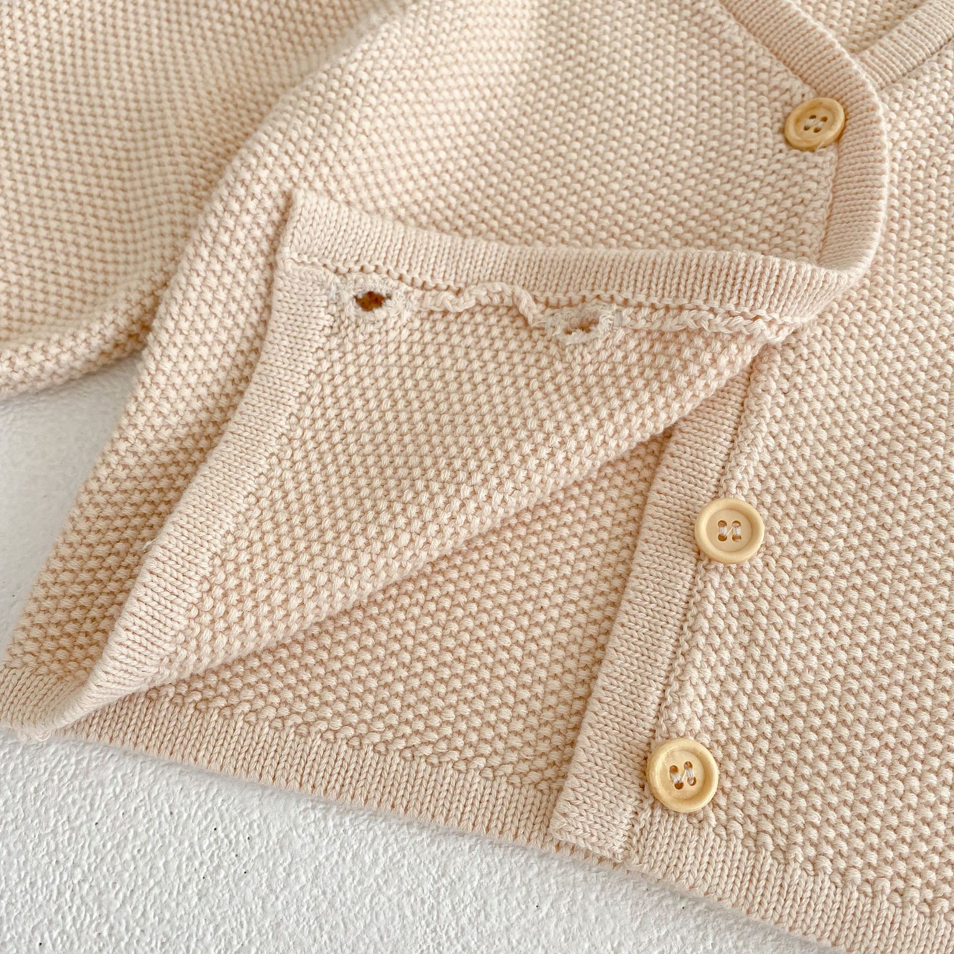 2024 Tavaszi Baba Férfi és Női Kötött V-nyakú Buborékos Ujjú Kabát Lámpás Rövidnadrág Két Részes Szett_voghion.com