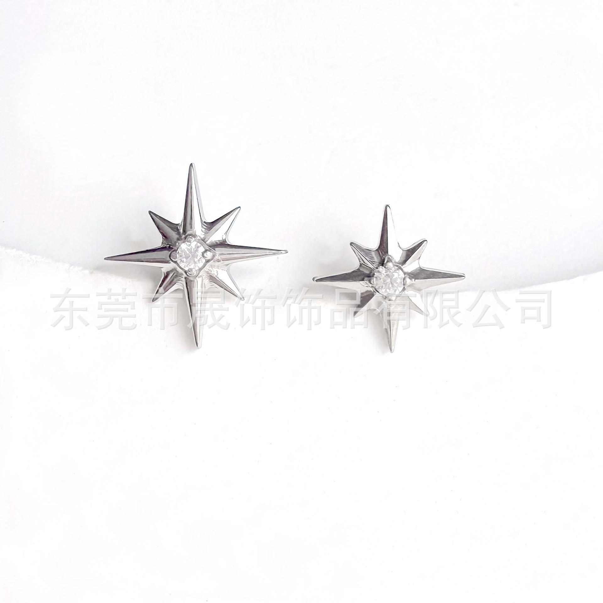 F136 Titanium 八芒 Star Ear Stud Studded Cubic Zirconia 北极 Star Helix Cartilage Stud G23 Implant Grade Titanium Alloy Ear Stud