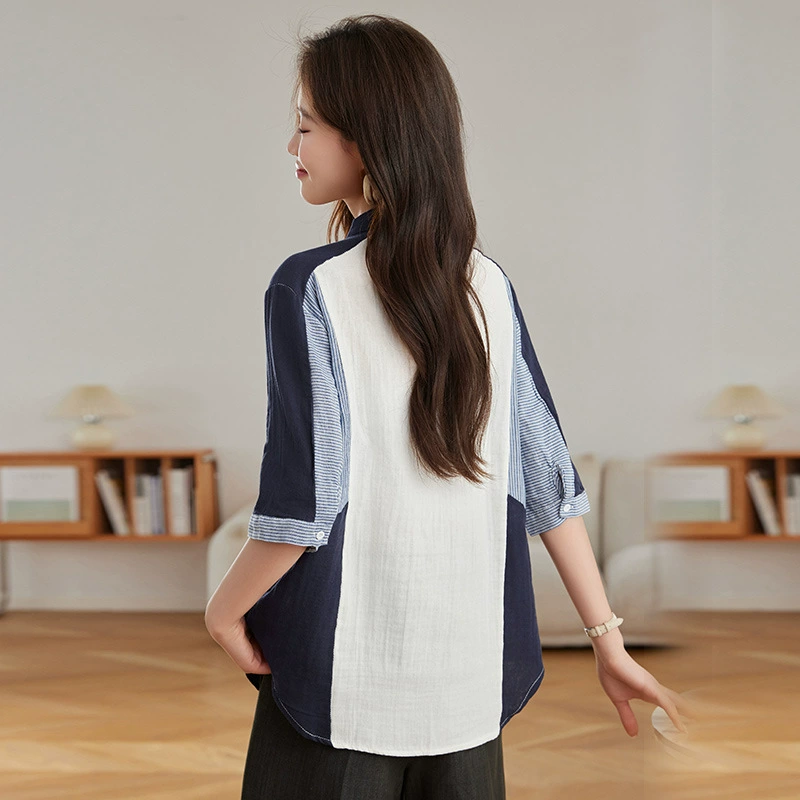 Женская рубашка с коротким рукавом, свободного кроя, больших размеров, с персонализированным дизайном в полоску и комбинированными деталями.