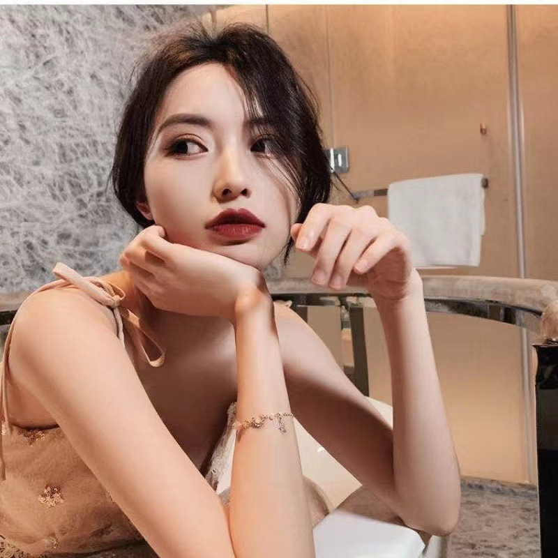 复制_韩版气质森系少女手环 小众设计高级手镯星.jpg