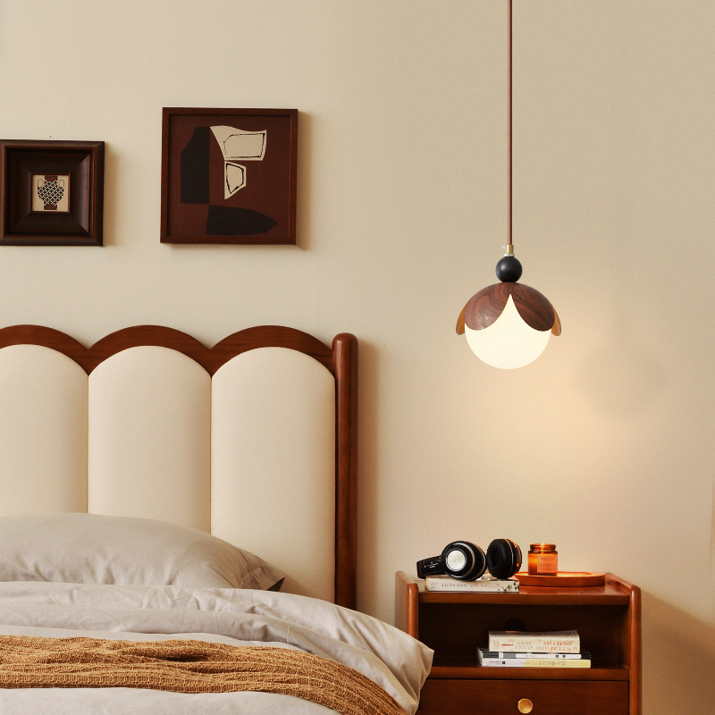 Dormitorio cama pequeño candelabro estilo antiguo pétalos creativos retro nogal pasillo sala de estar fondo pared candelabro