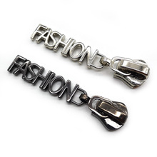 厂家直销高档金属拉链头时尚英文装饰拉锁头衣服箱包鞋靴配件拉头