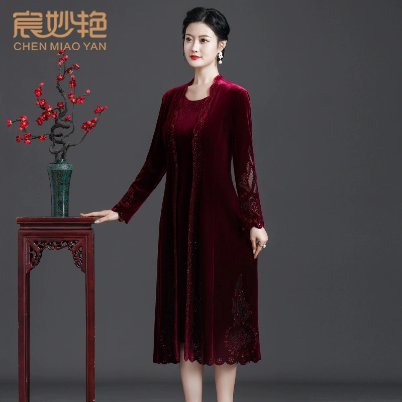 Среднее и старое женское весеннее и осеннее новое модное пальто мамы благородный средний длинный длинный рукав темперамент золотой бархатный плащ женский