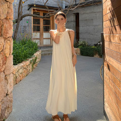 首を掛けてゆったりとしたストラップのワンピース女性2025夏の新型の気質は大きくてフランスの袖なしの肩の休暇のロングスカートを並べます。
