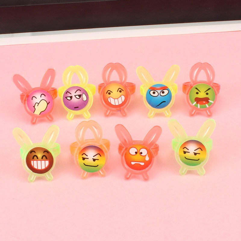 Mini anillo de plástico dibujos animados emoticon anillo de juguetes para niños regalos de jardín de infantes escaneo de código ventas calientes image 4