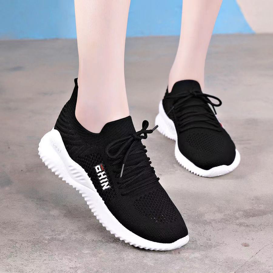Calzado deportivo nuevo estilo para mujer zapatos de verano para estudiantes zapatos casuales de malla transpirables zapatos blancos delgados zapatos para correr de suela suave para mujeres