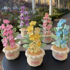 完成品の手編みの毛糸の花は盆栽の家庭の置物を編みます。