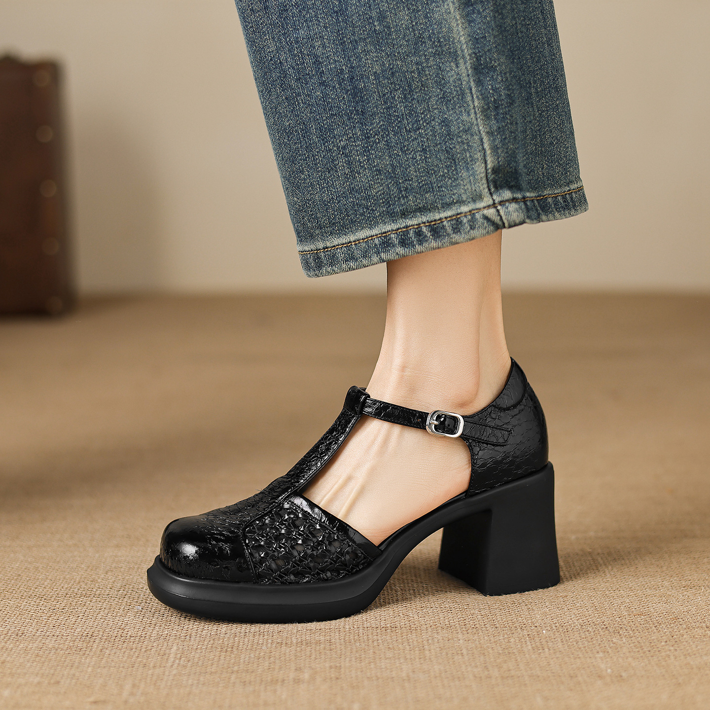 Sandal cao gót nữ quai ngang phong cách vintage, gót 8.5 cm, đế dày, mũi kín — đen