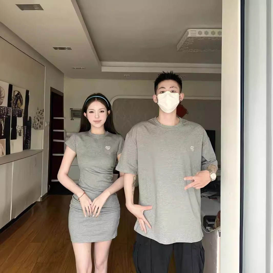 틈새 디자인 센스 커플 의류 여름 2024 한국 스타일 반팔 티셔츠 여성 원피스 프랑스 스타일 원 스커트 원 원피스 인스 타 그램 패션