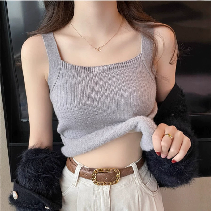 Утолщенная теплая женская кофточка на флисовой подкладке, новый стиль осени и зимы 2025 года, облегающий крой, подчеркивающий фигуру, белый топ, закрывающий грудь сбоку.