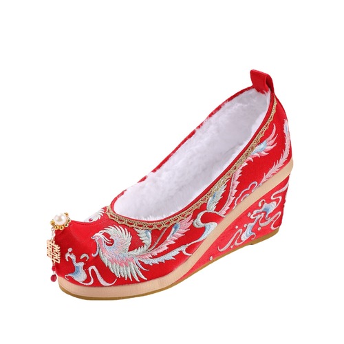 Chinese embroidery red tassel pearl cloth shoes old Beijing round head XiuHe bride wedding shoes 