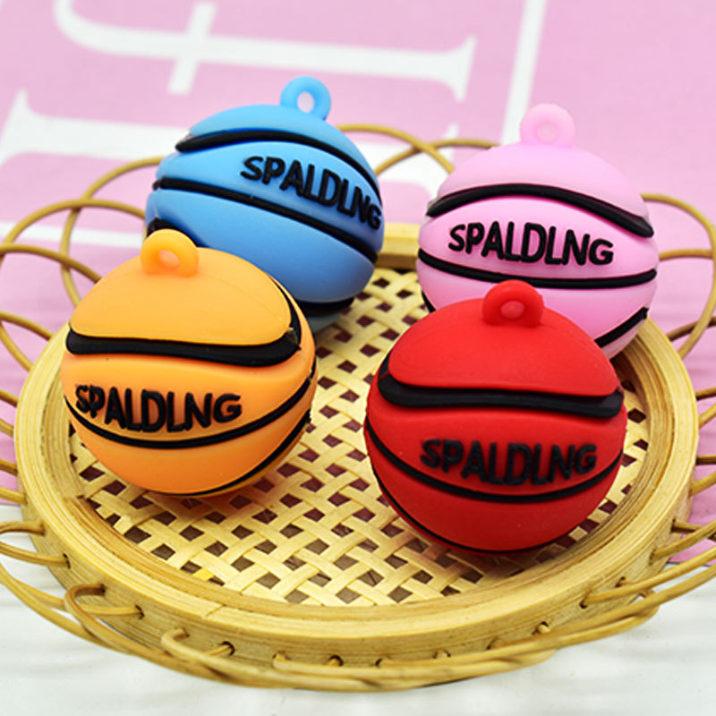 Баскетбольные куклы распределены в случайных цветах.