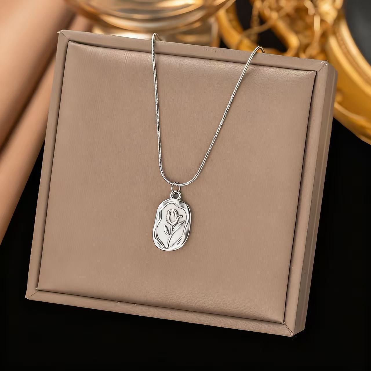 [collar de acero de titanio dorado + acero] collar de amor de nicho con cadena de clavícula avanzada en la moda de lujo ligero femenino