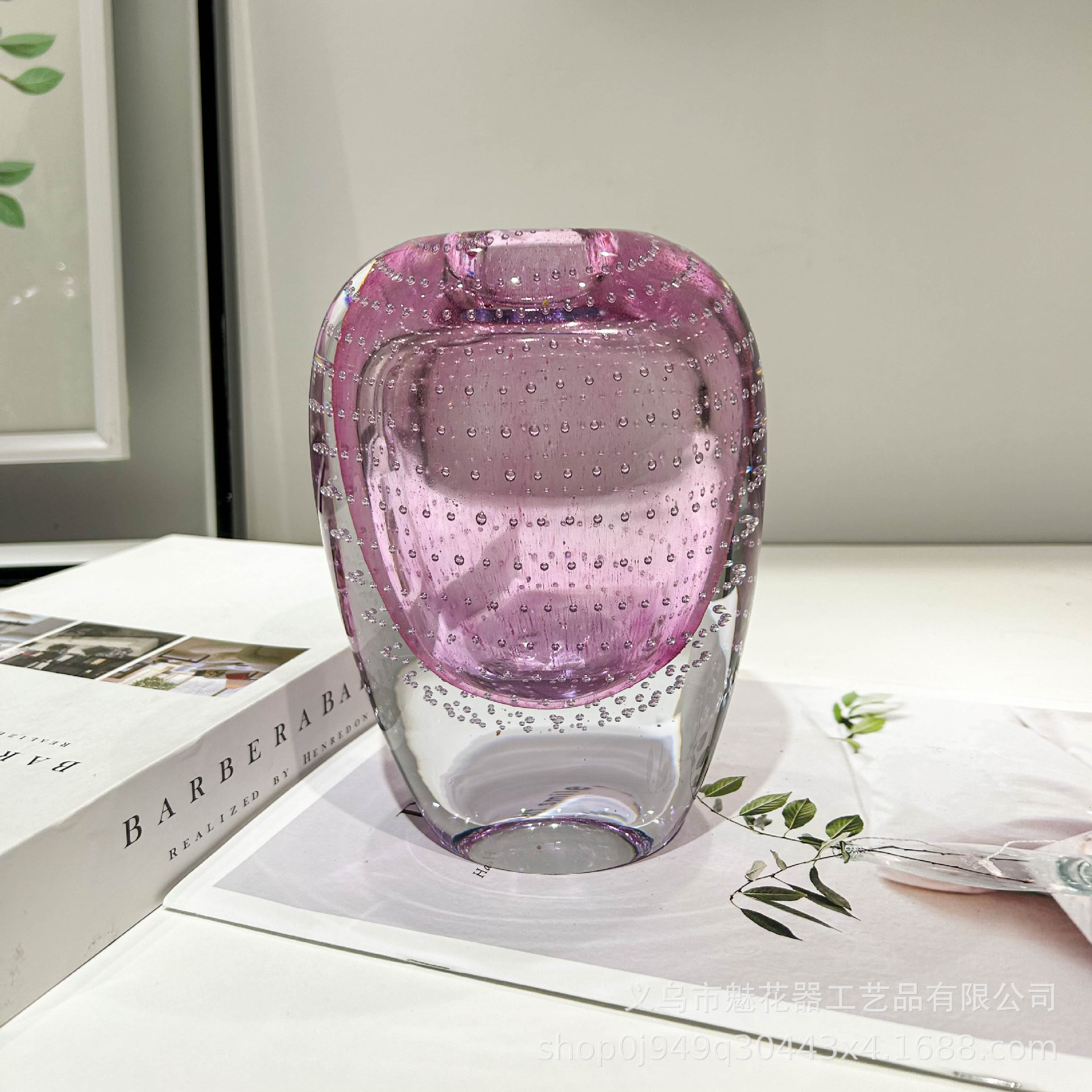 軽奢なピンク色のガラス花瓶、リビングのフラワーアレンジメント、ダイニングテーブル、玄関、重厚な装飾、水耕栽培の花器、ホリデーギフト