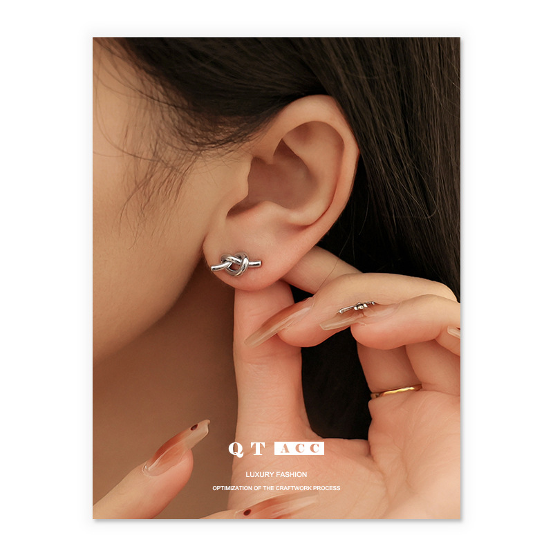 Diseño simple europeo y americano anudado torcido flor pequeños pendientes nicho exquisito retro de alta calidad pendientes de aguja de plata para las mujeres