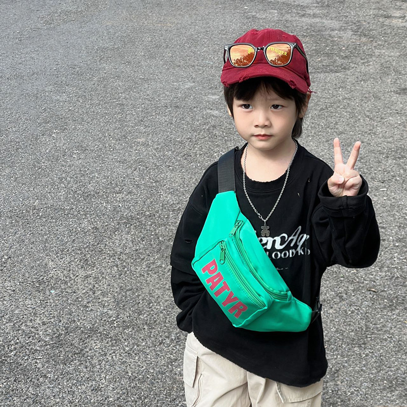 Bolsas coreanas para niños y niñas, letras extranjeras, bolsas de pecho para niños de color sólido, 2025 nuevas bolsas para niños de comercio exterior