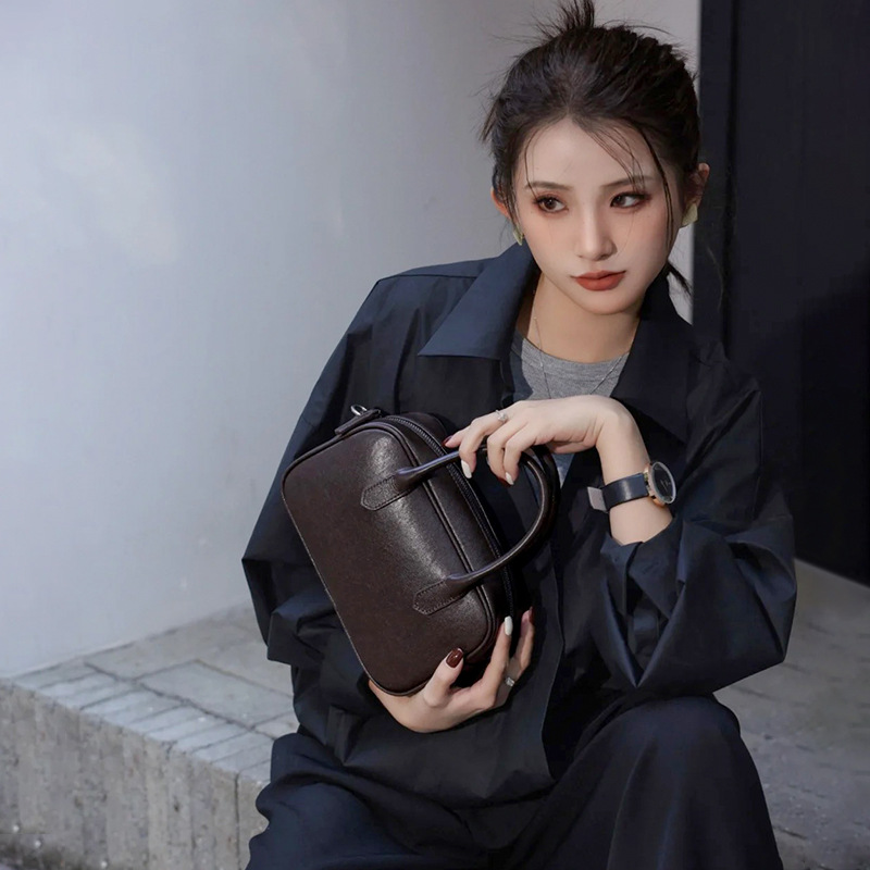 高級感のある植物タンニンなめしの第一層牛革ボストンボウリングバッグ、レディースレトロブラック通勤用ハンドバッグ、ショルダーバッグ、クロスボディバッグ