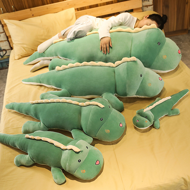 かわいい恐竜のぬいぐるみのベッドの上で寝ます。|undefined
