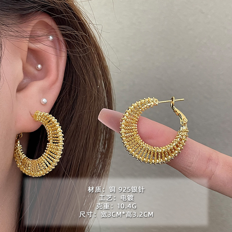 2025 nuevo estilo verano de moda anillo plateado círculo negro círculo fino temperamento europeo y americano aretes dorados de todo fósforo