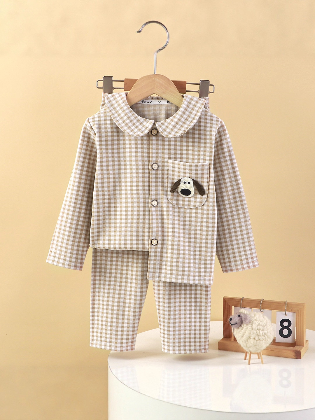 Nuevo conjunto de ropa para niños casera cuadrada de terciopelo cálido con collar bordado muñeca pijama para niños