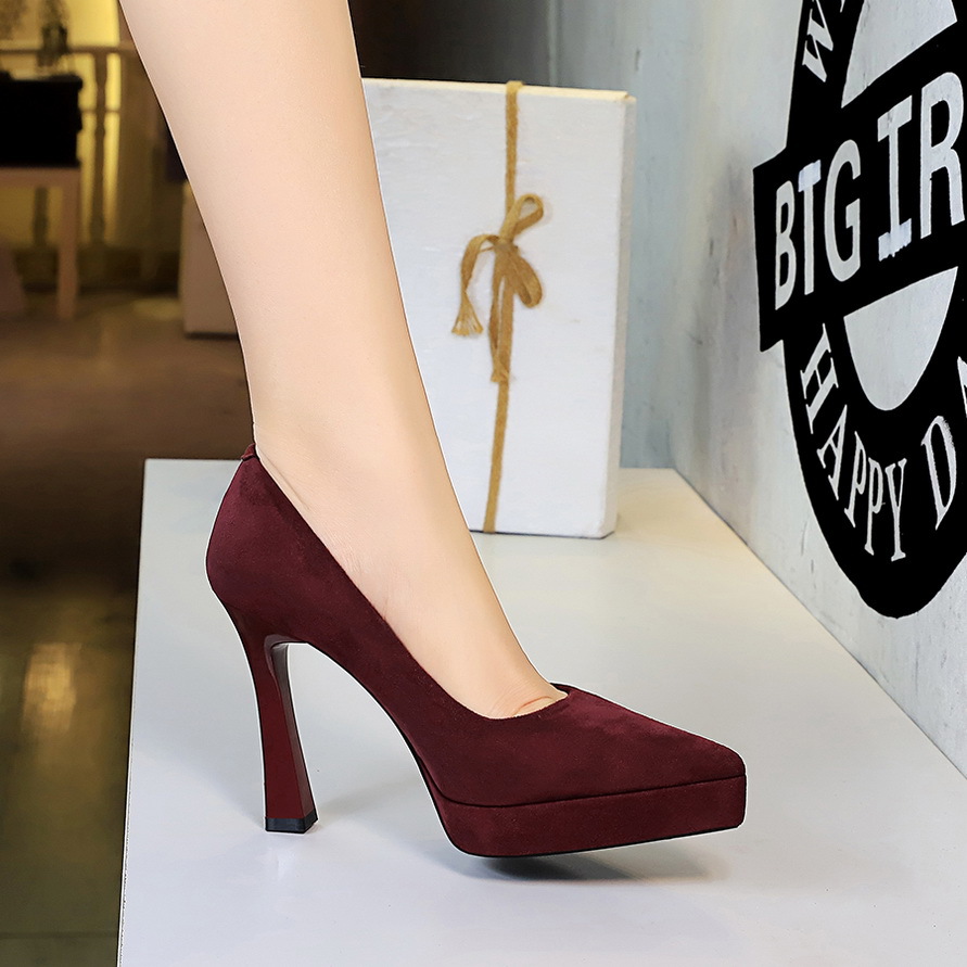 Waterdichte plateaupumps van suède voor dames met blokhak_voghion.com