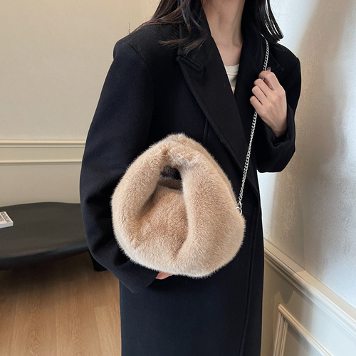Cross-border super popular furry women's commuter crossbody bag 2024 new autumn and winter niche versatile plush handbag