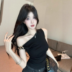 辣妹黑色斜肩无袖T恤女夏季设计感小众独特气质修身露肩吊带上衣