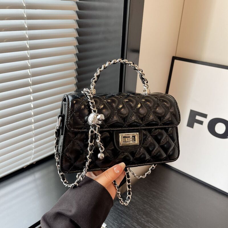 High-quality textured small square handbag with diamond quilting and chain strap, women's shoulder bag in Chanel style, versatile and trendy crossbody bag for women High-quality textured small square handbag with diamond quilting and chain strap, women's shoulder bag in Chanel style, versatile and trendy crossbody bag for women