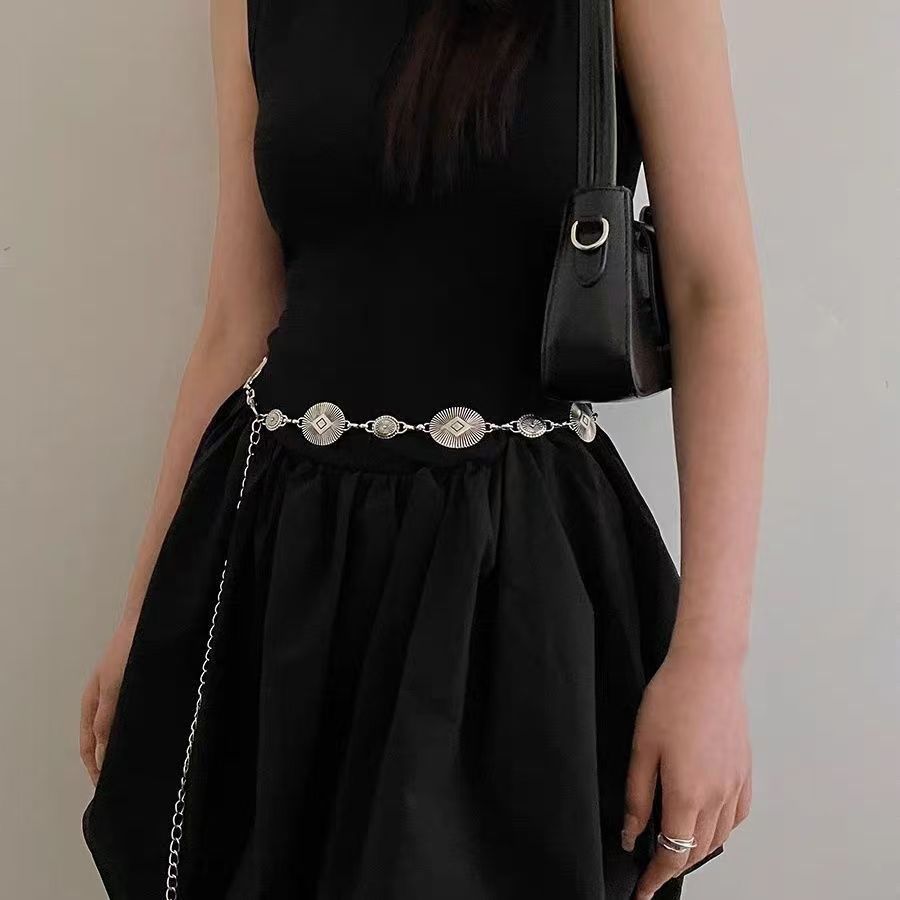 Квадратная поясная цепочка в форме больших и маленьких овалов.