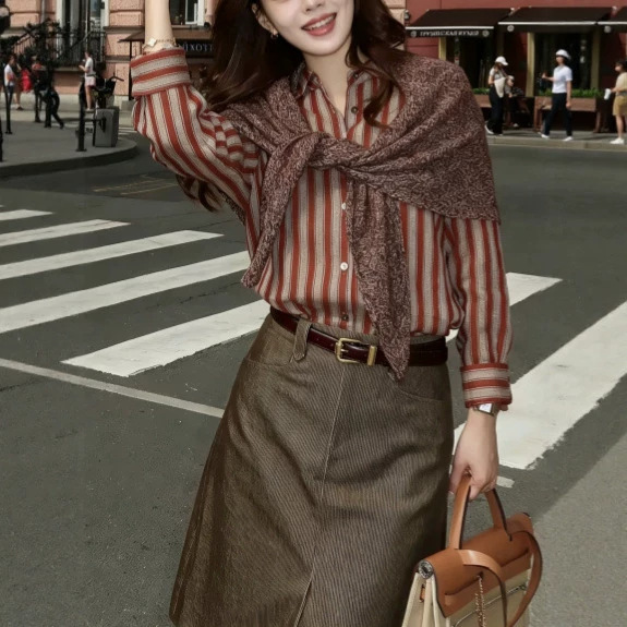 Red vertical striped collared shirt for women, new spring/summer style, elegant and sophisticated, single-breasted long-sleeve jacket, fashionable top Red vertical striped collared shirt for women, new spring/summer style, elegant and sophisticated, single-breasted long-sleeve jacket, fashionable top