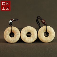 雷が鳴った桃山鬼は金を使って無事にペンダントのネックレスを掛けました。