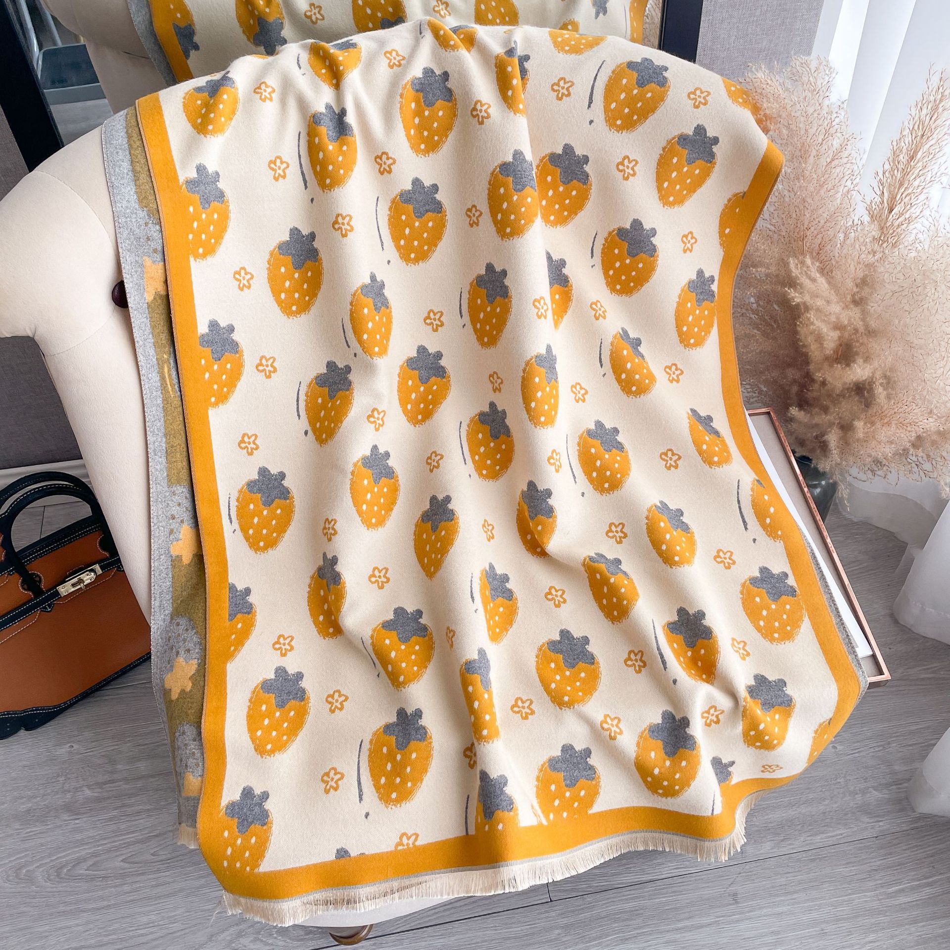 Estilo coreano otoño e invierno nuevo lindo fresa largo engrosado caliente impreso borla chal bufanda de Cachemira de doble cara para las mujeres