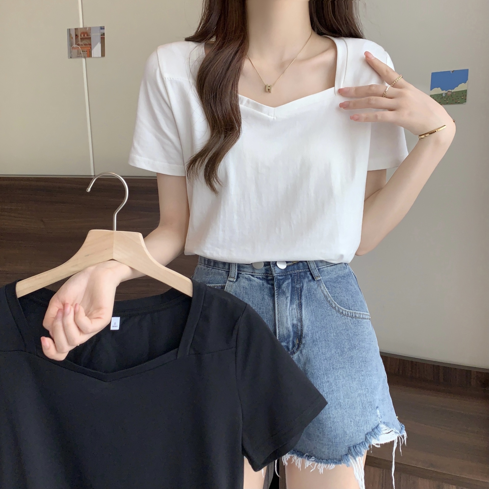 프렌치 스퀘어 넥, 쇄골 노출, 여름 신작 브이넥, 오른쪽 어깨 반팔 티셔츠, 여성 디자인 니치 탑, 하의 셔츠, 트렌디
