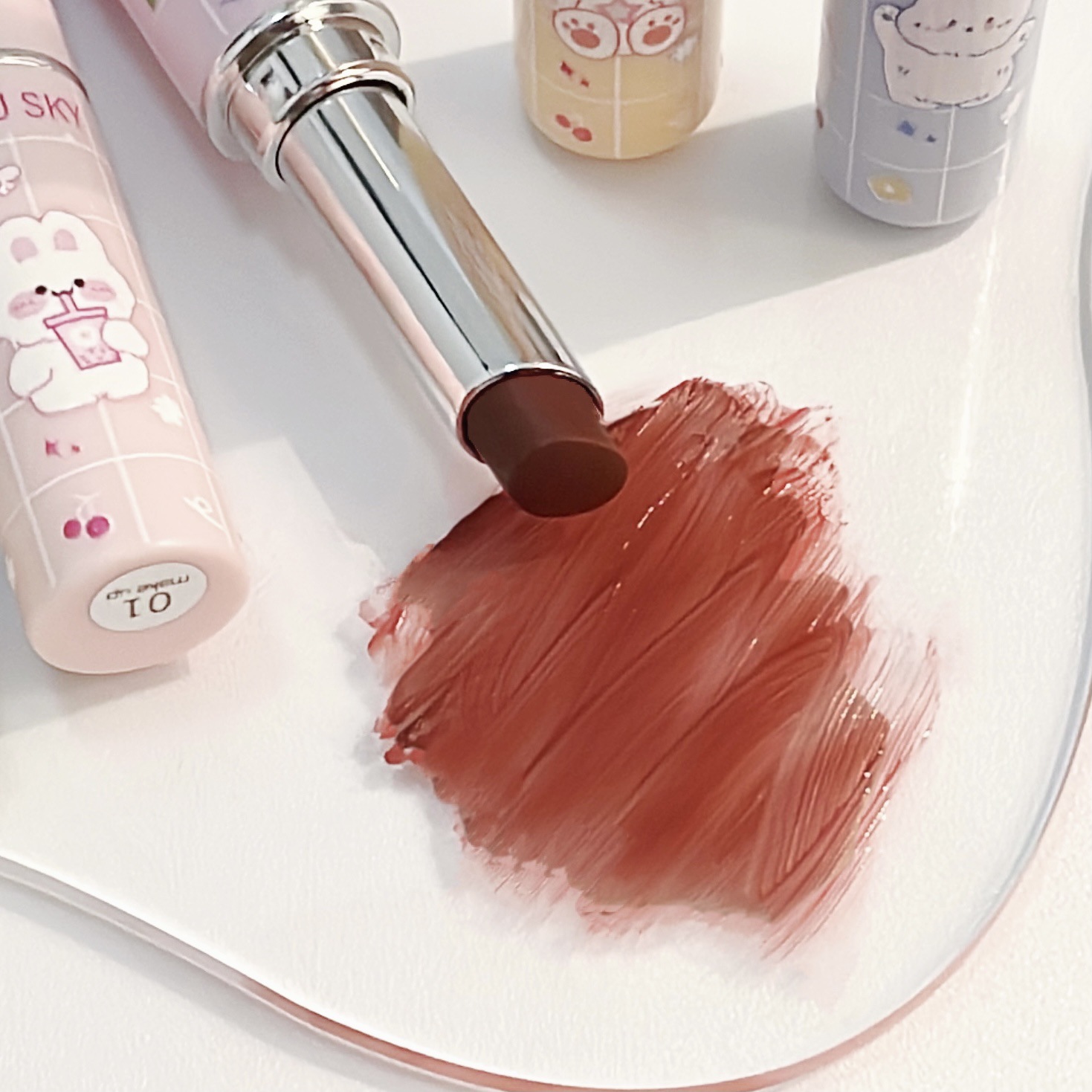 SUSU SKY Pet Paradise's colored lip balm repairs, moisturizes and brightening the complexion. The sweet and chubby lips are affordable for girls Application Scenario