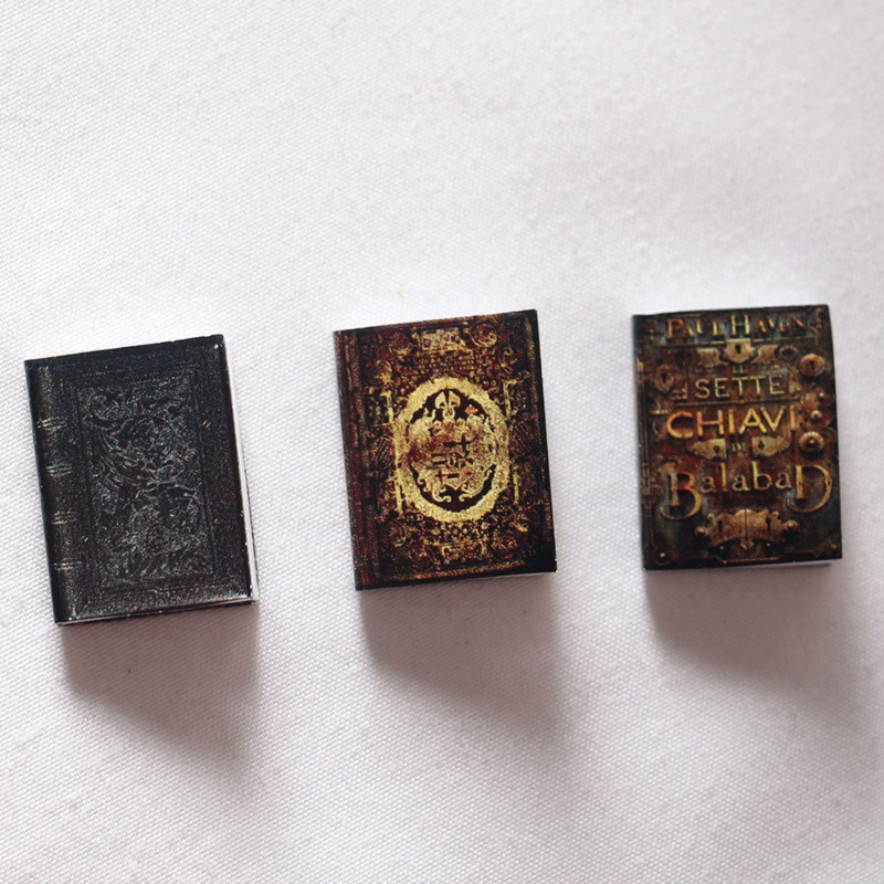Dollhouse1: 12 Mini casa de muñecas libros clásicos libros accesorios de bolsillo para el hogar BJD escenas props de disparo