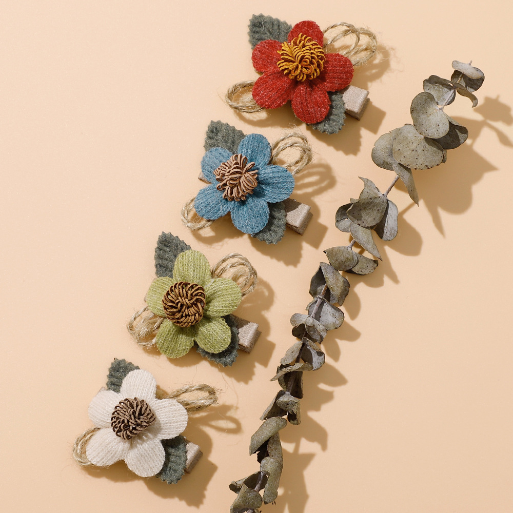 Sweet Flower Knit Hair Clip display picture 1