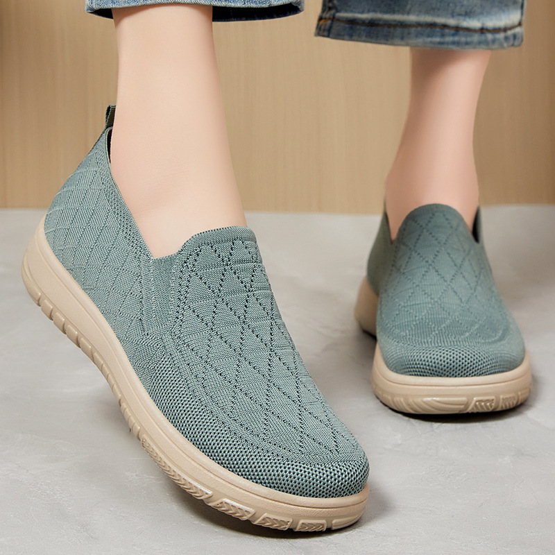 Zapatos de verano para mujer nuevo estilo de un pie zapatos de tela viejos de Beijing zapatos planos de boca baja zapatos de madre cómodos de suela suave para mujer