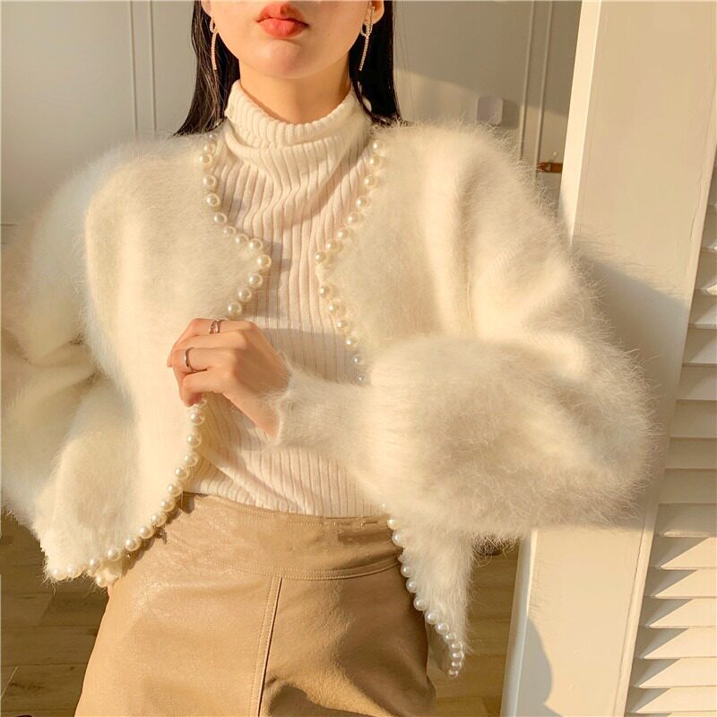 Retro, heavily embellished with rhinestones, featuring delicate pearls, a unique and sweet design, lantern sleeves, and a chic, Chanel-inspired style, this mink-velvet cardigan offers a touch of elegance Retro, heavily embellished with rhinestones, featuring delicate pearls, a unique and sweet design, lantern sleeves, and a chic, Chanel-inspired style, this mink-velvet cardigan offers a touch of elegance