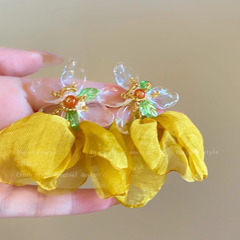 Summer yellow holiday style