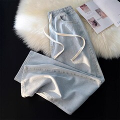 春夏タイプのジーパンの女性は腰を緩めてゆったりしています。