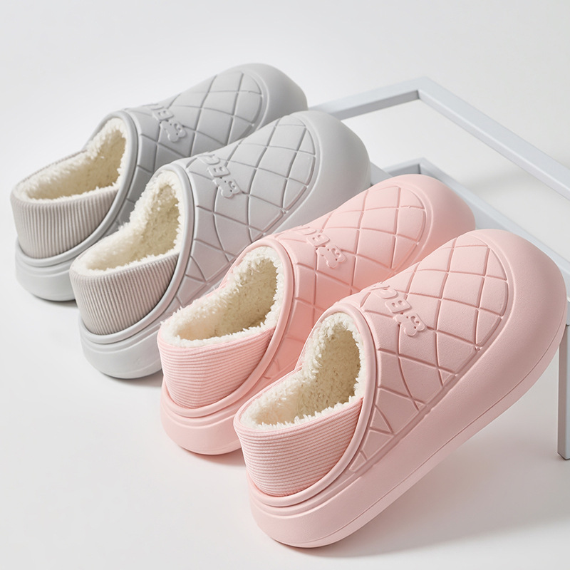 Nuevas zapatillas de algodón impermeable de invierno para mujeres en el hogar bolsa de peluche antideslizante doméstica tacones zapatos de algodón de fondo grueso para hombres al por mayor invierno