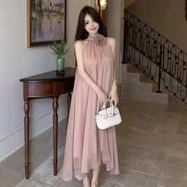 设计感宽松腰花朵挂脖褶皱连衣裙仙女夏季度假风法式露肩鱼尾长裙