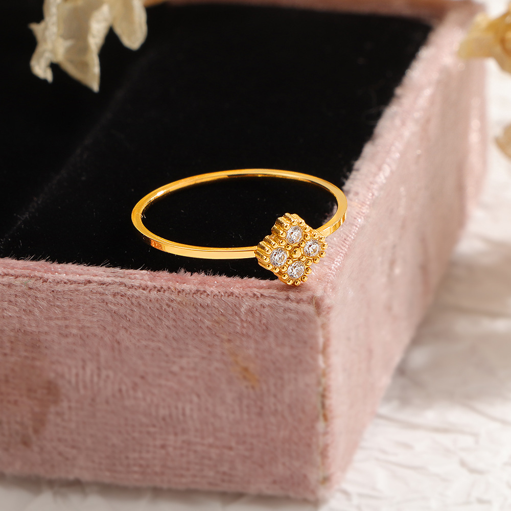 J224 four-leaf clover with diamonds in gold