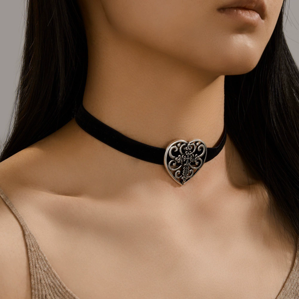 Европейское и американское трансграничное новое черное бархатное колье-колье в стиле ретро с резным сердцем, серебряное ожерелье в темном стиле