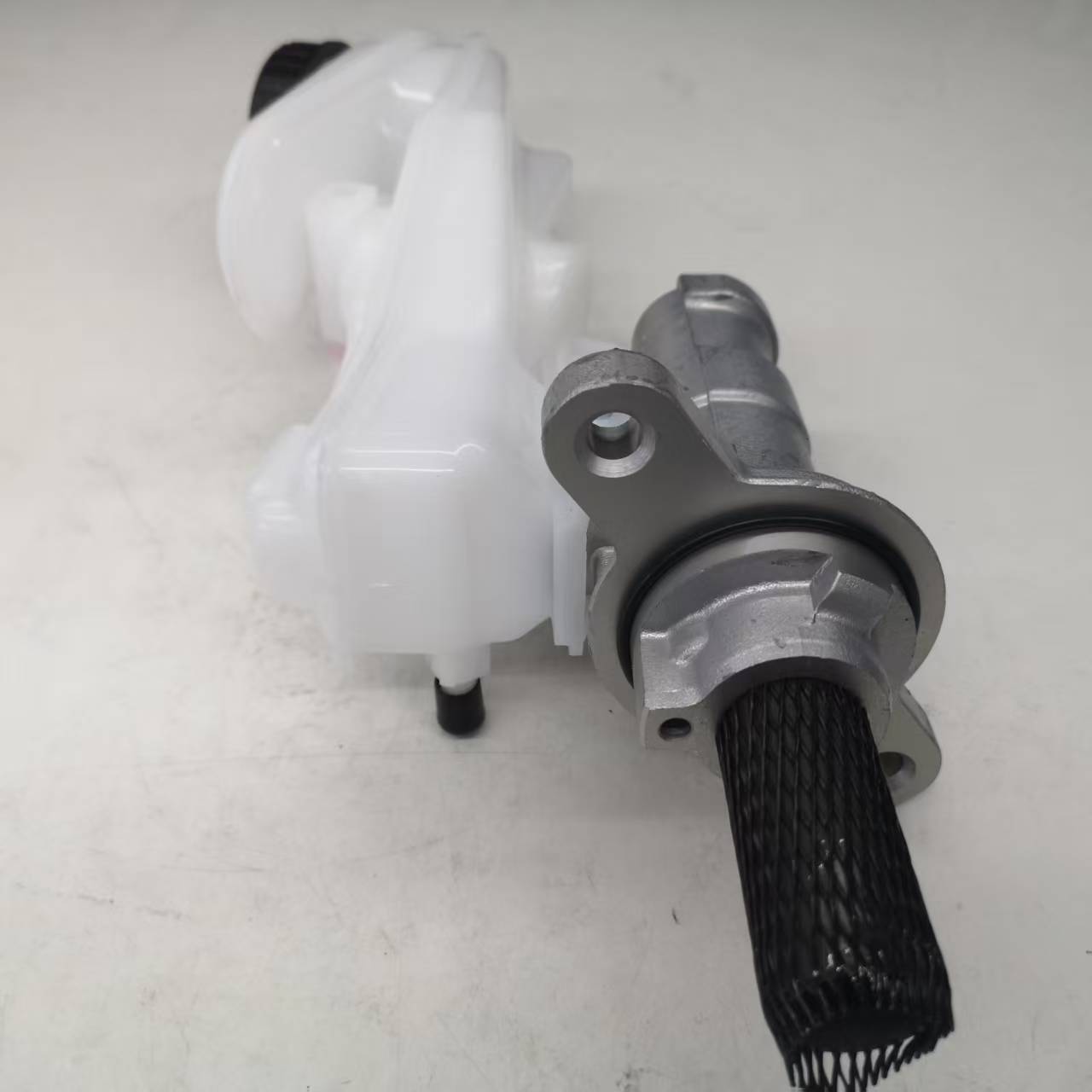Suitable for Ford Ranger Bt50 Mazda 2.2 Pickup Brake Master Cylinder Ucya-43-40Za
