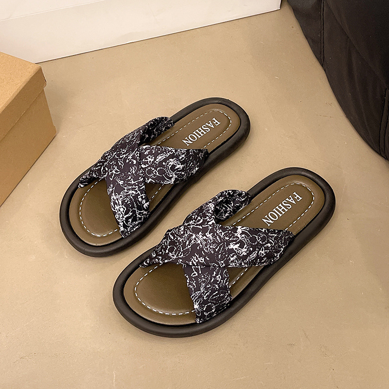 Summer new Korean version of non-slip flat bottom ladies slippers outdoor wear fashion casual beach cross sandals wholesale