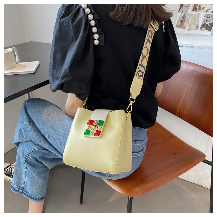 Fashion Contrast Color Wide Strap Messenger Bucket Bag display picture 6