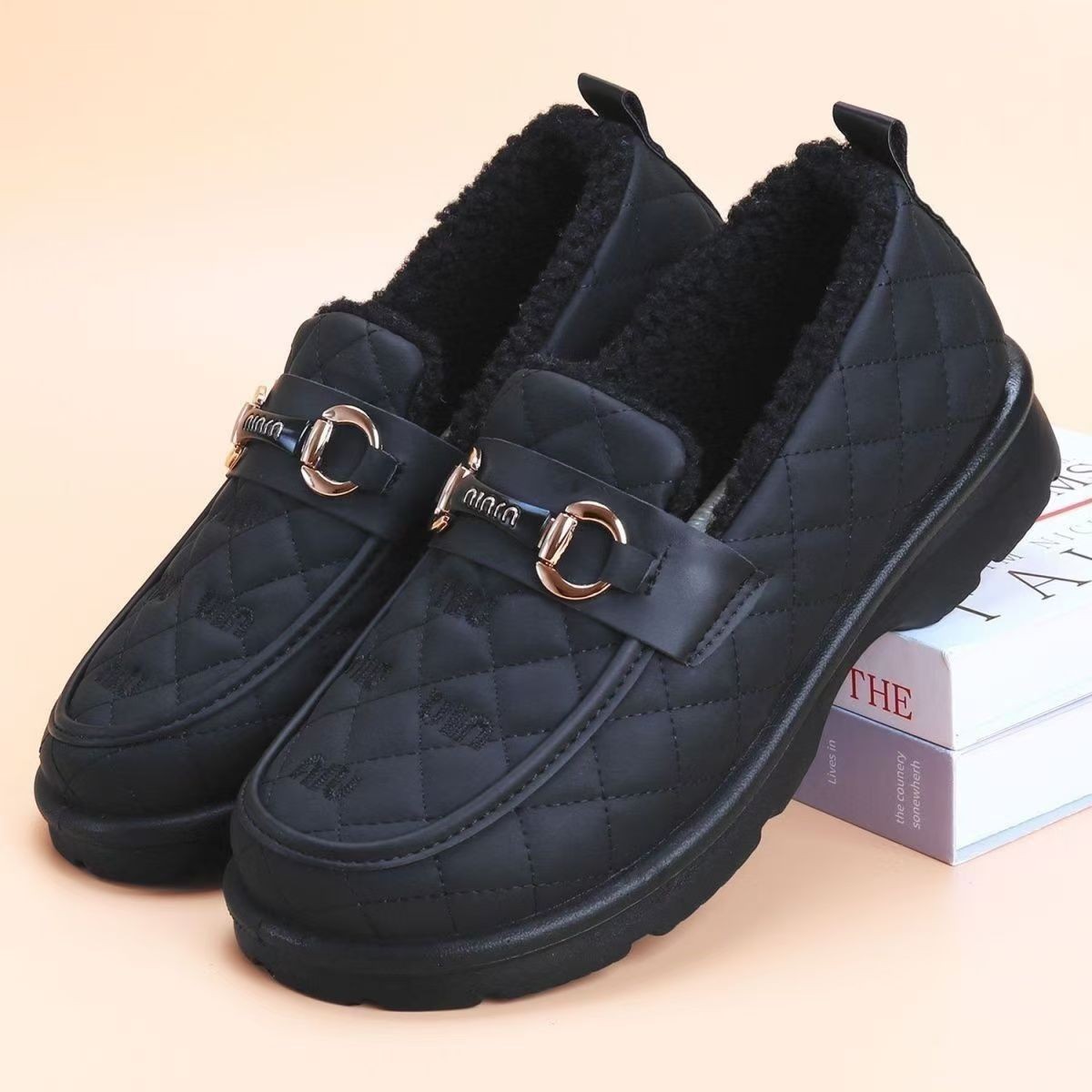Otoño y invierno de 2025 nuevos zapatos de terciopelo calientes de moda versátil con suela gruesa antideslizante suave zapatos casuales Lefour