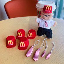 红麦当劳植绒鸭舌帽子棉花娃娃娃衣领带配饰玩偶挂件装饰创意礼帽
