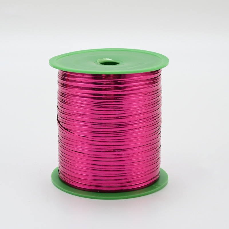 花屋の材料の花の花束を包装して手作りのdiyバラの花を刺します。